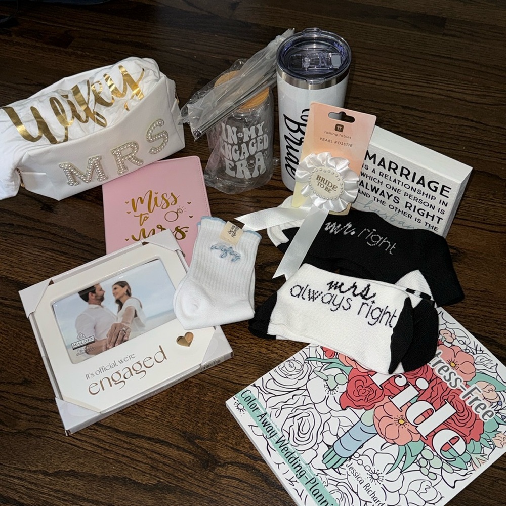 BRIDAL BUNDLE!!!! Cute gifts to give to someone who just got engaged!!